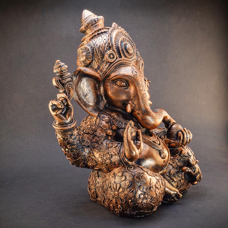 Bronz színű Ganesha szobor, egy ülő elefántfejű istenség szobra.