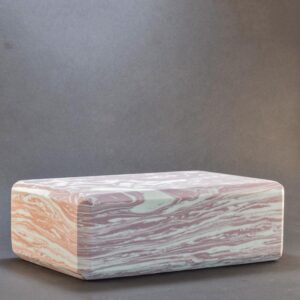 "Jógatégla - illeszkedik a gyakorló kezéhez és segíti a stabil pózok elérését."