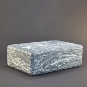 "Jógatégla - illeszkedik a gyakorló kezéhez és segíti a stabil pózok elérését."