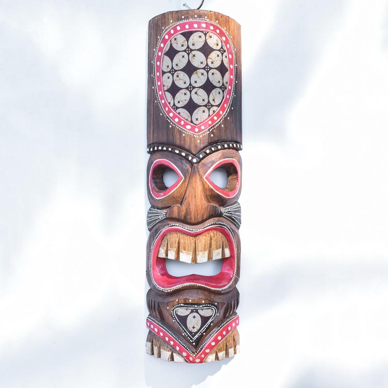 Tiki fa maszk: Egy hagyományos Tiki stílusú törzsi fa maszk, melyen különleges ősi szimbólumok és minták láthatók
