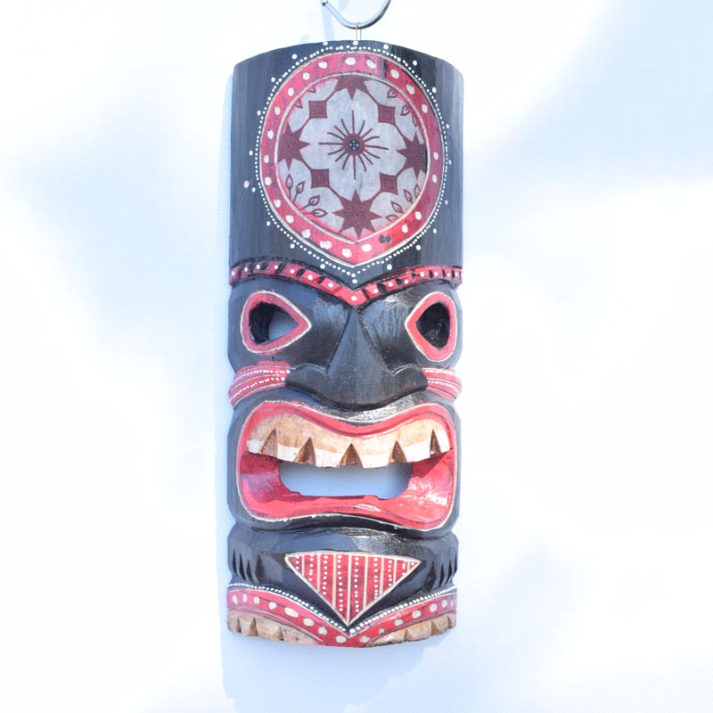 Tiki fa maszk: Egy hagyományos Tiki stílusú törzsi fa maszk, melyen különleges ősi szimbólumok és minták láthatók