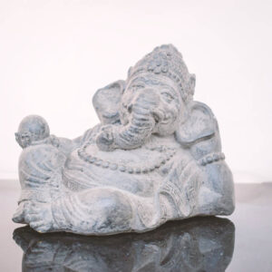 Fekvő Ganesha szobor gömbbel a kezében | Kő | Világosszürke-antikolt