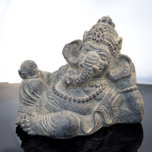 Fekvő Ganesha szobor gömbbel a kezében | Kő | Sárgásszürke-antikolt