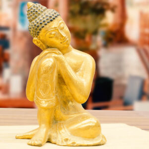 Térdén pihenő Buddha kőszobor | Közepes | Arany