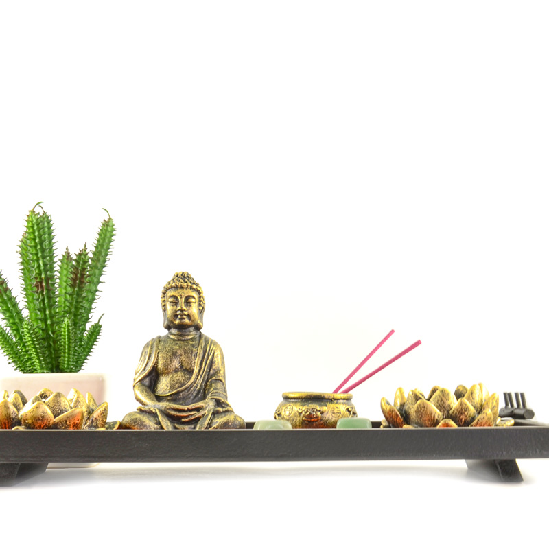 Asztali, feng shui zen kert, fehér homokkal, gerebléyvel, füstölőpálcákkal. Buddha meditáló pózban látható rajta.