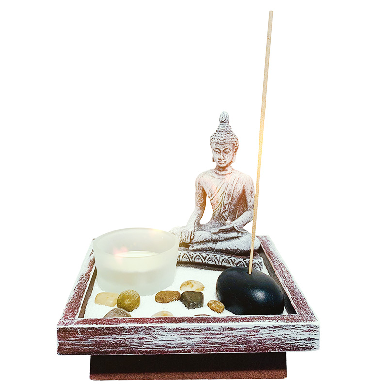Asztali, feng shui zen kert, fehér homokkal, gerebléyvel, füstölőpálcákkal. Buddha meditáló pózban látható rajta.