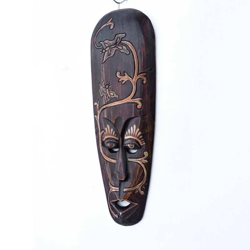 Indonéz fa maszk, pillangó szimbólummal: Egy színpompás indonéz maszk, melyen a pillangó szimbóluma gyönyörűen kidolgozva látható