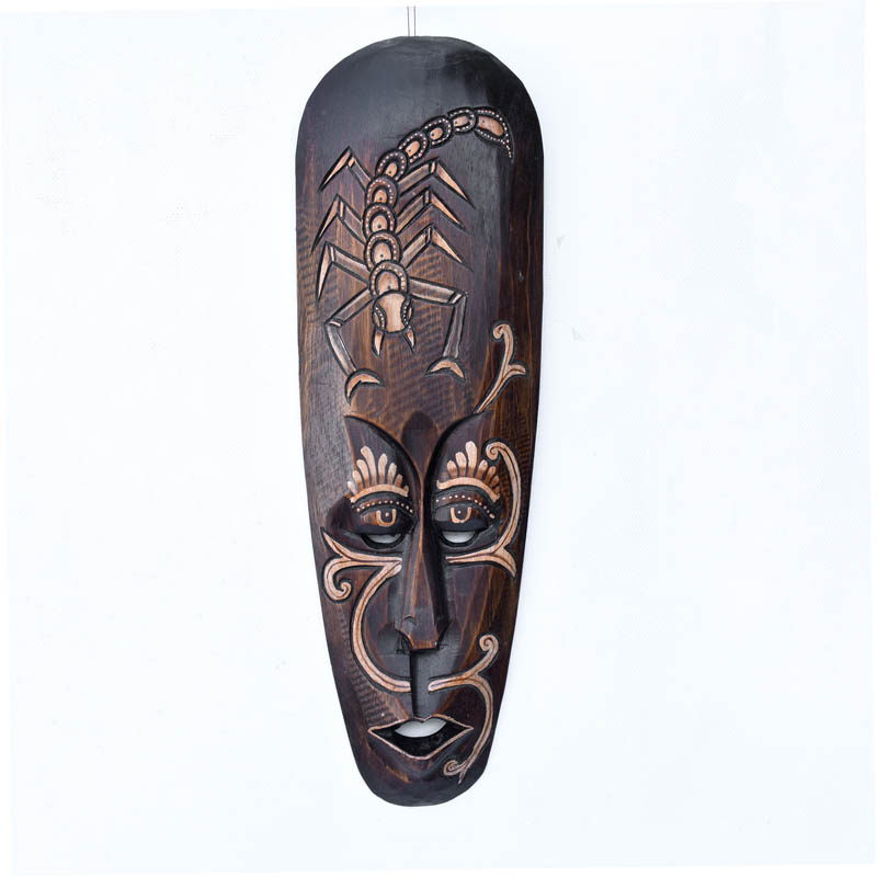 Indonéz fa maszk, skorpió szimbólummal: Egy részletgazdag fa maszk, melyen a skorpió szimbóluma díszítő motívumként szerepel