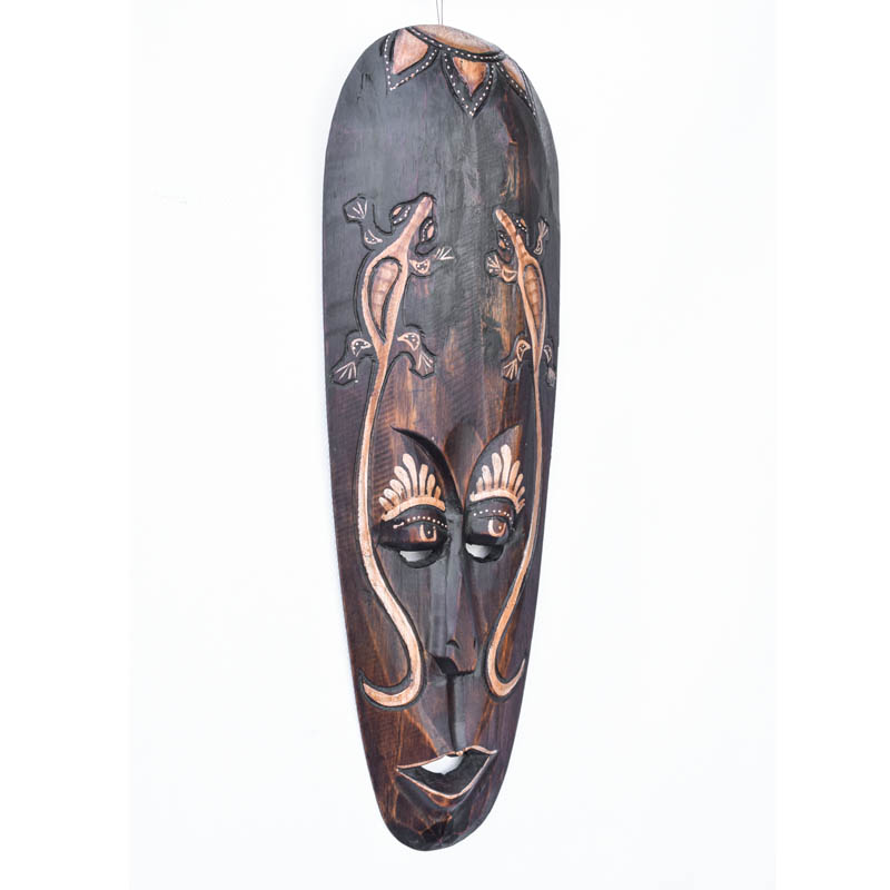 Indonéz fa maszk, gekko szimbólummal: Egy lenyűgöző fa maszk, melyen a gekko szimbóluma művészi részletességgel megjelenik