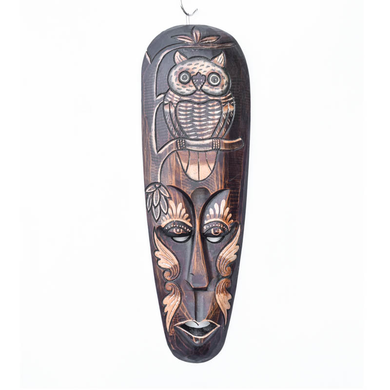 Indonéz fa maszk, bagoly szimbólummal: Egy gyönyörűen faragott fa maszk, amelyen a bagoly szimbóluma díszíti a felületét