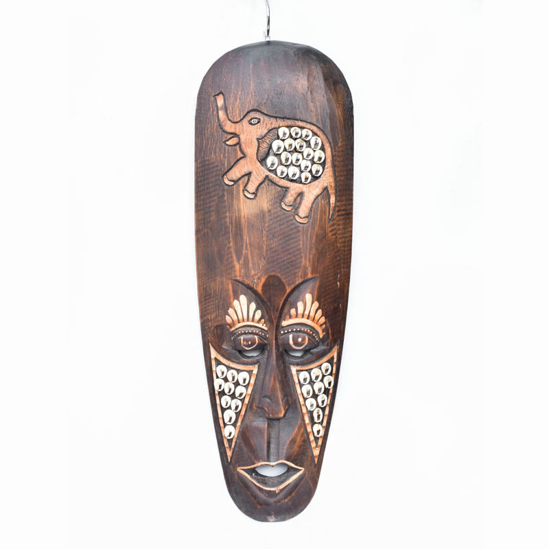 Indonéz fa maszk, elefánt szimbólummal: Egy lenyűgöző fa maszk, amelyen az elefánt szimbóluma hangsúlyosan megjelenik a díszítésben.