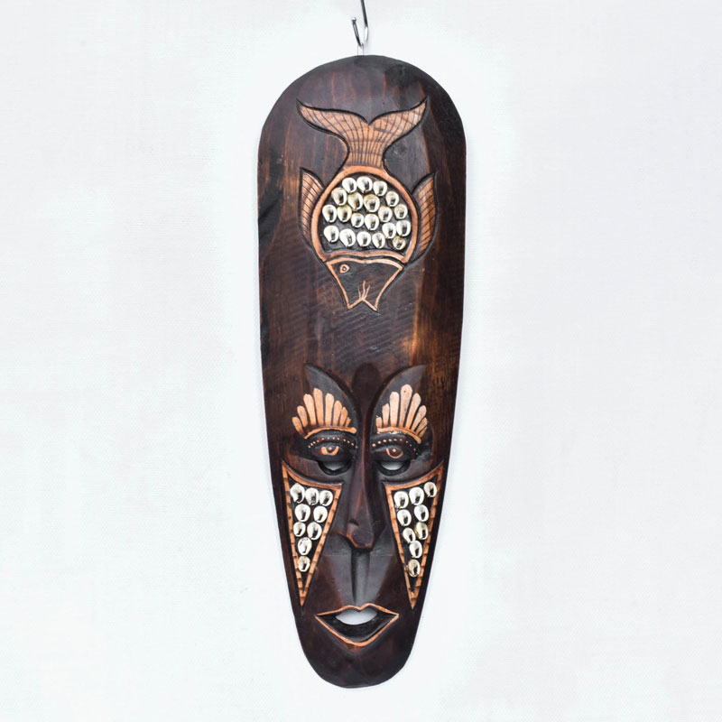 Indonéz fa maszk, hal szimbólummal: Egy szépen faragott fa maszk, amelyen a hal szimbóluma díszítő elemként található
