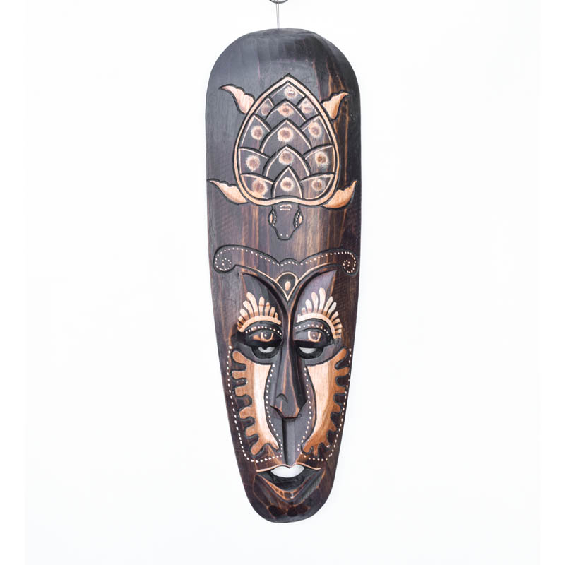 Indonéz fa maszk, teknős szimbólummal: Egy gazdagon faragott fa maszk, melyen a teknős szimbóluma hangsúlyosan megjelenik