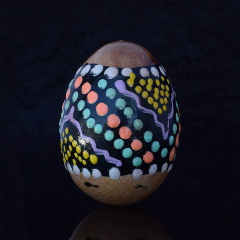 "Tojás formájú maracas: Két tojás alakú, színes maracas, melyek zenélés közben vibráló hangokat hoznak létre."