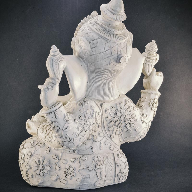 Fehér színű Ganesha szobor, egy ülő elefántfejű istenség szobra.