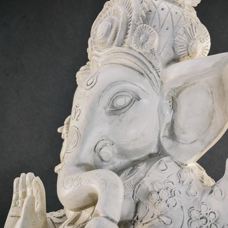 Fehér színű Ganesha szobor, egy ülő elefántfejű istenség szobra.