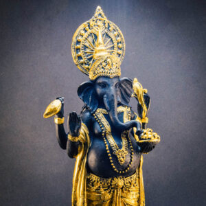 Arany Ganesha szobor, egy ülő elefántfejű istenség szobra arany színűre festve.