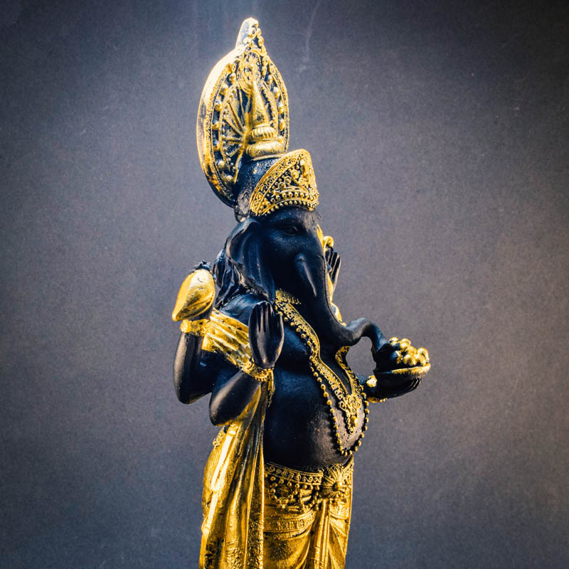 Arany Ganesha szobor, egy ülő elefántfejű istenség szobra arany színűre festve.
