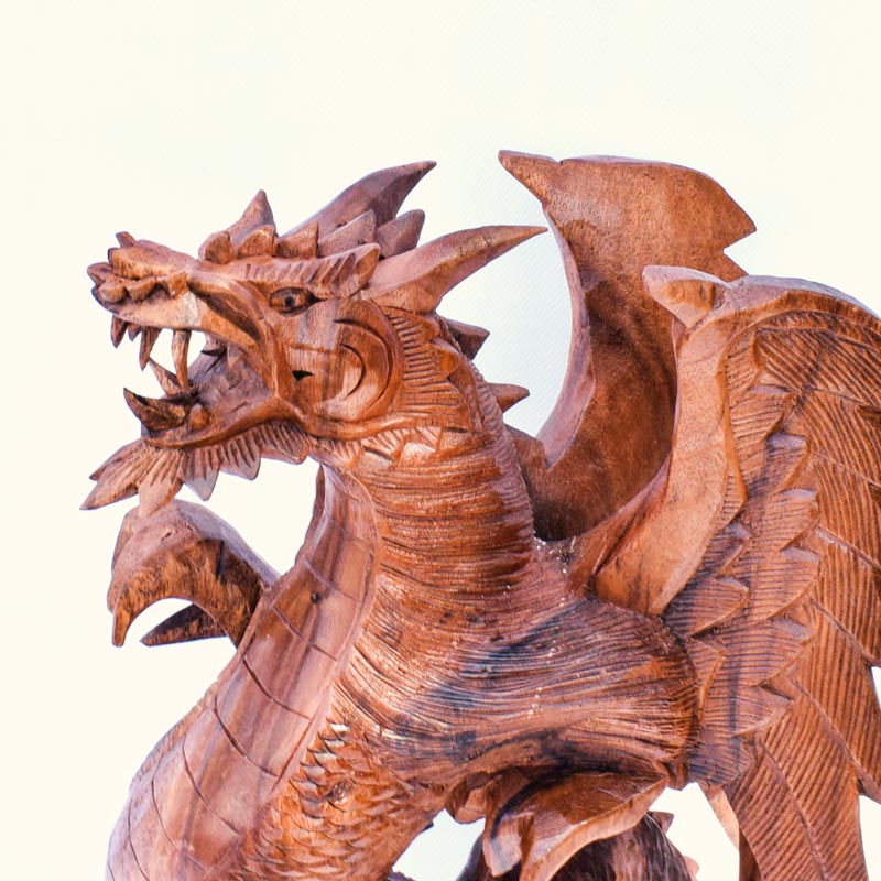 Faragott, óriás sárkány szobor fából - részletes kidolgozású műalkotás.